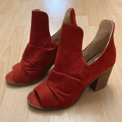 GC Shoes Shoe Size 7.5 Burnt Orange suede booties