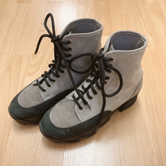 iri Shoe Size 6 Gray suede Boots