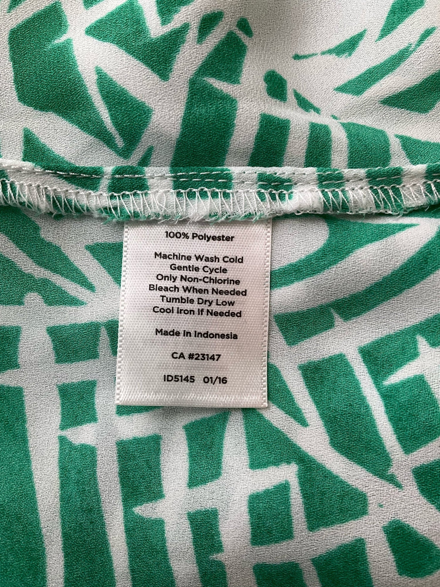 Talbots Green/White Print Pre-Owned Ladies Top - Size 4 Petite