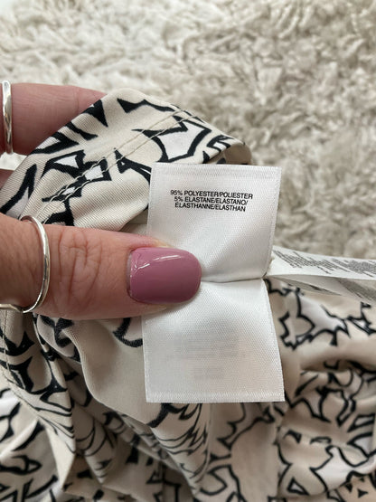 Jones New York sleeveless tie-neck blouse in tan and white print, V-neck, size petite large, perfect for business casual wear.