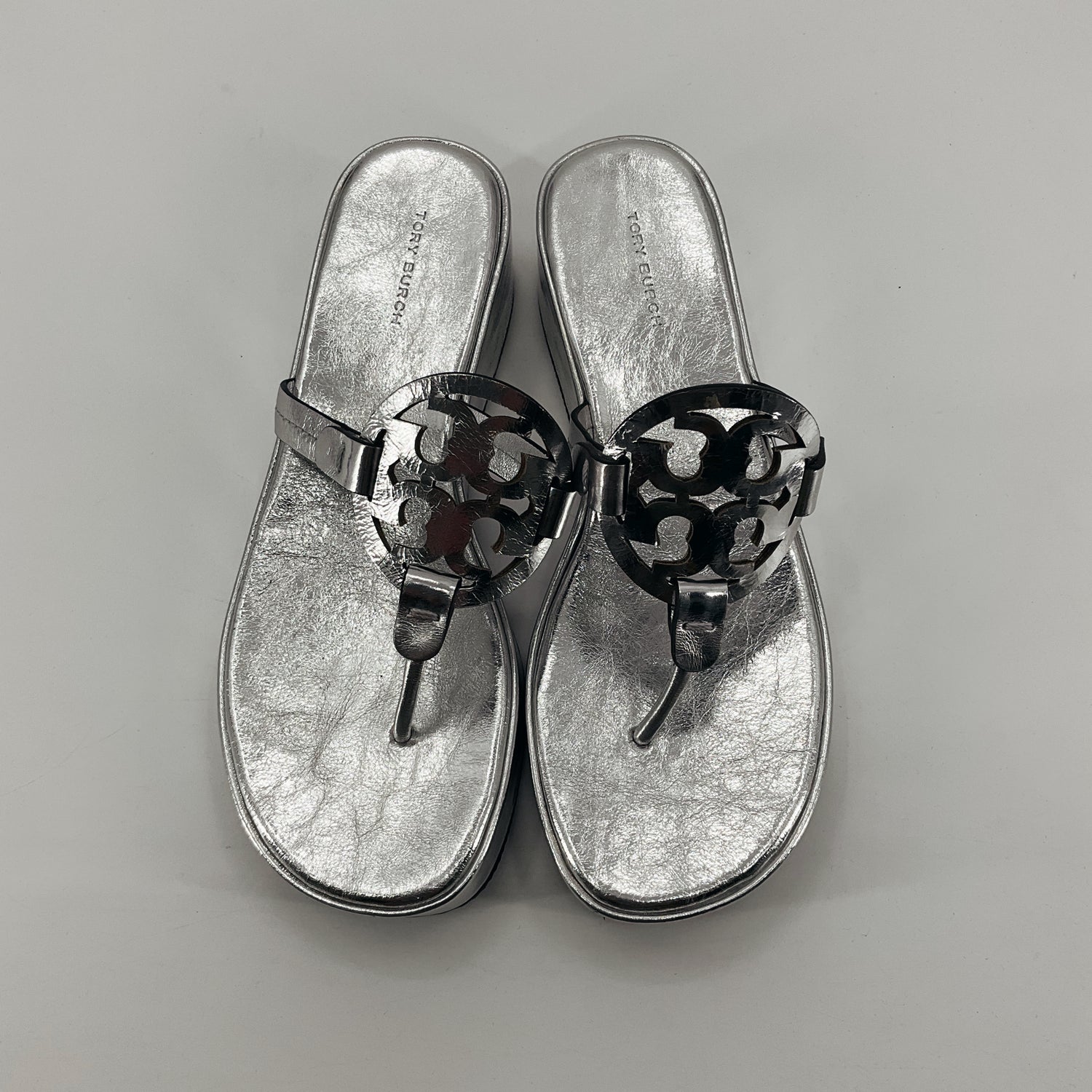 Tory Burch Miller Thong Sandals Metallic Silver Logo Size 7.5