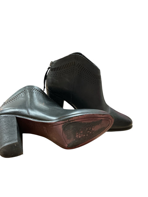 Vince Camuto Black Solid Pre-Owned Ladies Booties - Size 9.5 - Margaret’s Fine Consignment