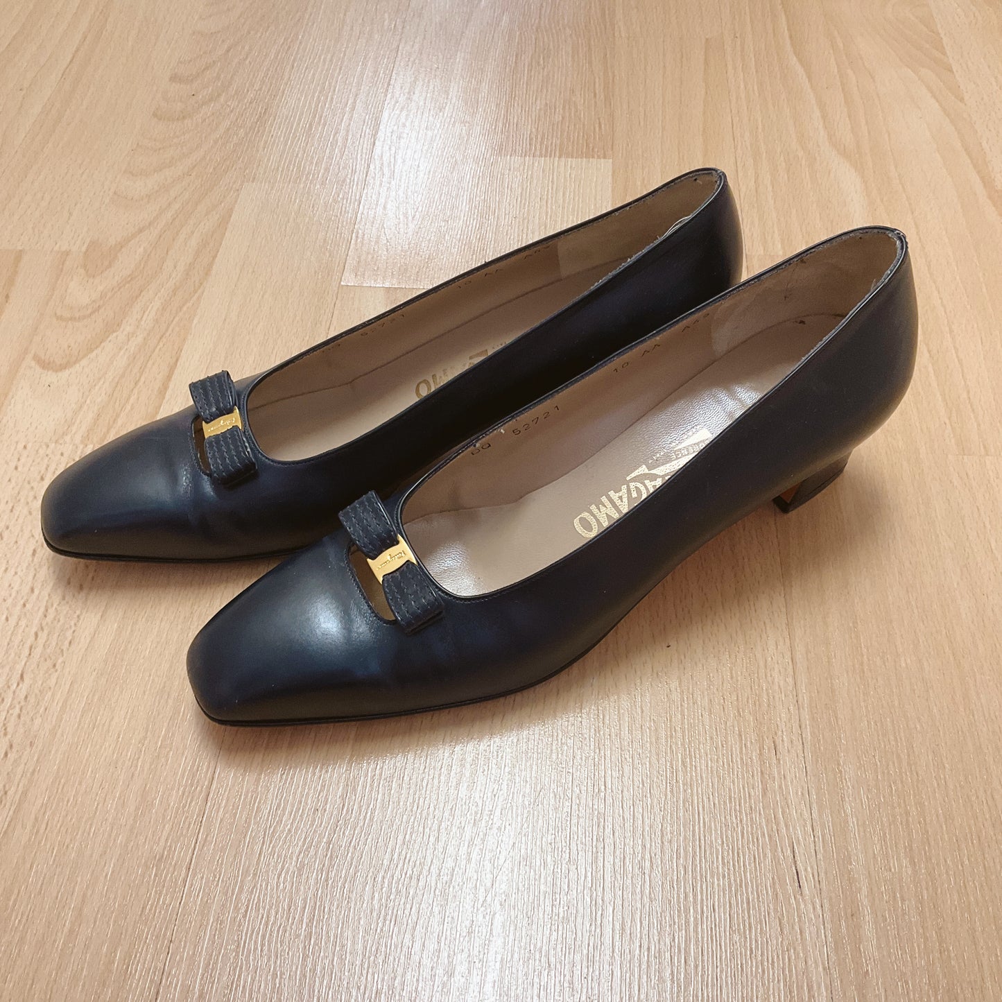 Salvadore Ferragamo Shoe Size 10 Navy Bow Pre-Owned Heel