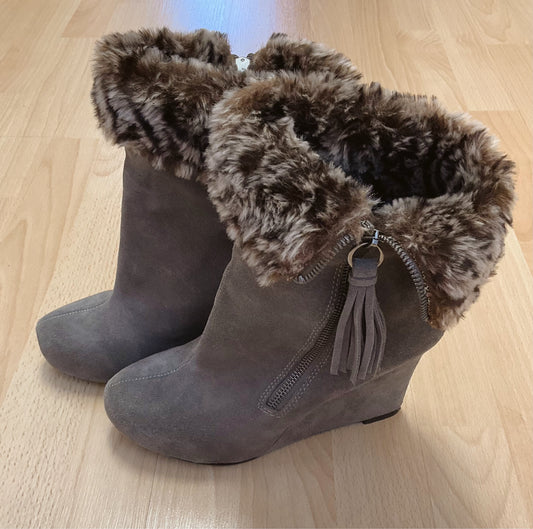 Theme Shoe Size 8.5 Taupe suede booties