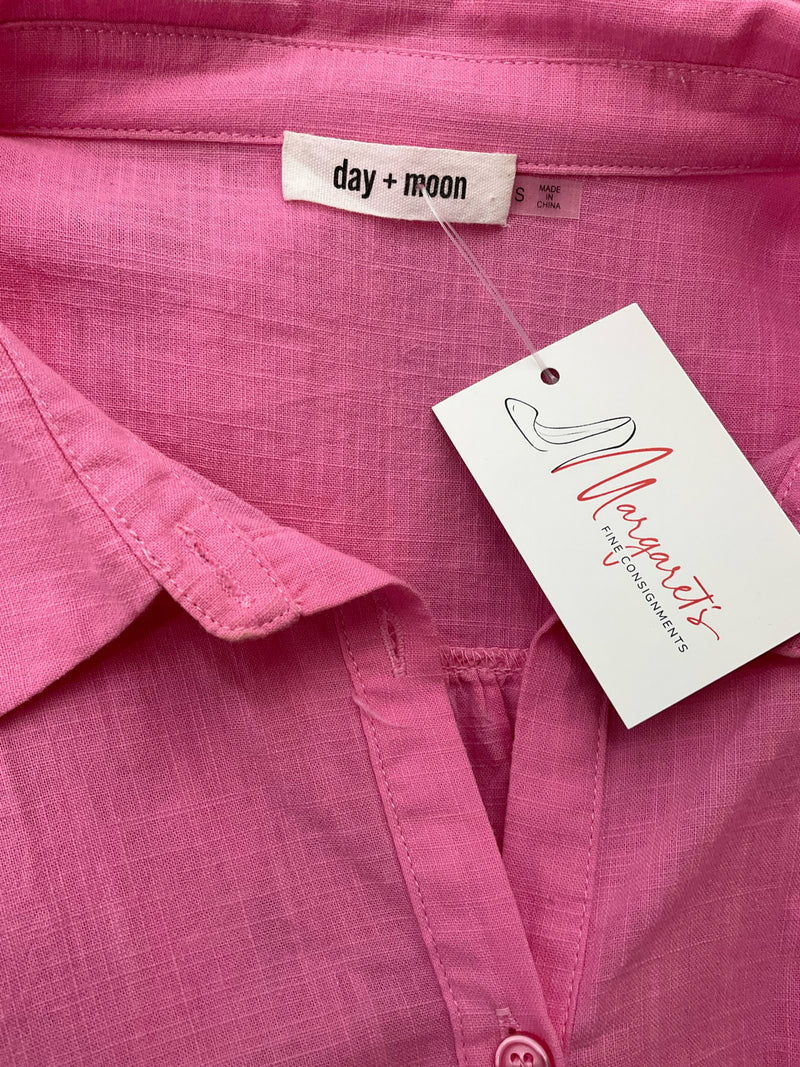 Day & Moon Pink Solid Pre-Owned Ladies Top - Size Small