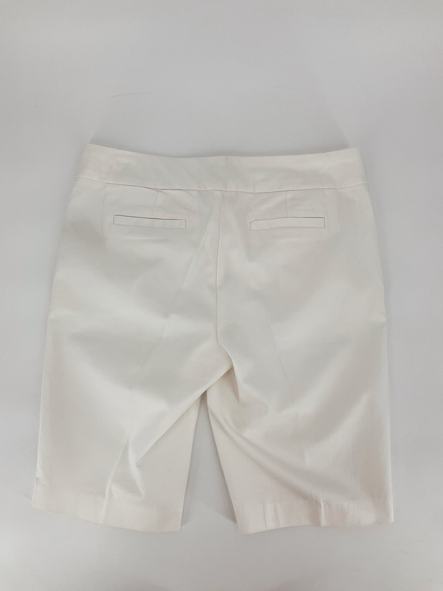 Eci White Solid Pre-Owned Ladies Shorts - Size 6 - Margaret’s Fine Consignment