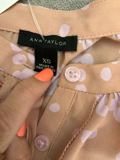 Ann Taylor Size XS Nude/Pink Floral Pre-Owned Ladies Casual Top - Downstairs