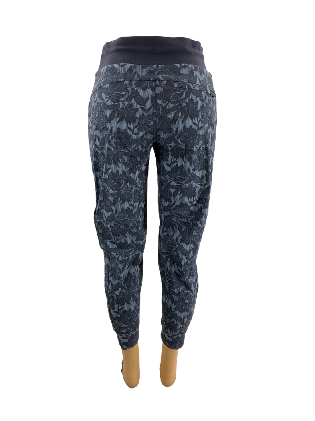 Athleta blue floral activewear for ladies, size 6, featuring a vibrant floral pattern and comfortable fit.
