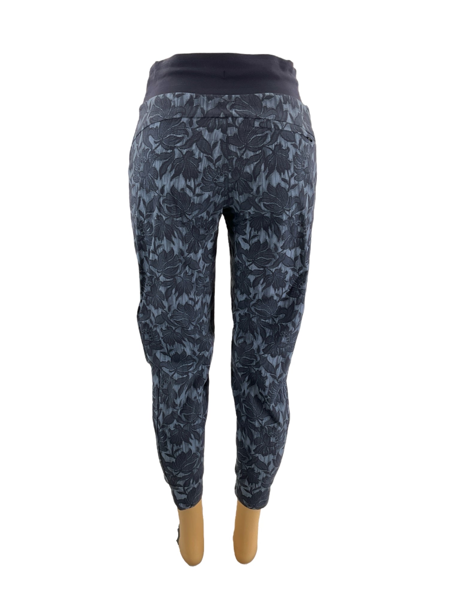 Athleta blue floral activewear for ladies, size 6, featuring a vibrant floral pattern and comfortable fit.