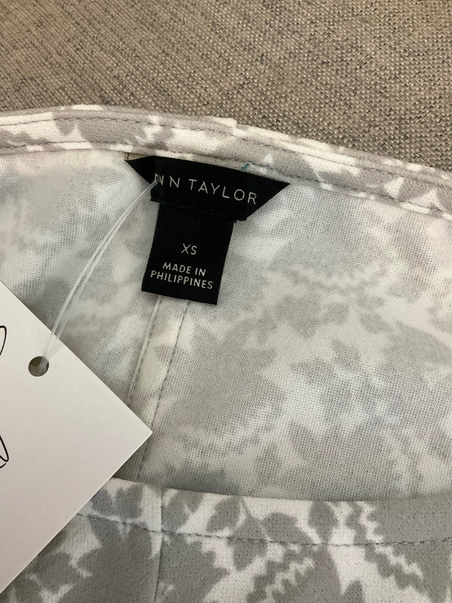 Ann Taylor Size XS gray/white Floral Pre-Owned Ladies Casual Top - Downstairs
