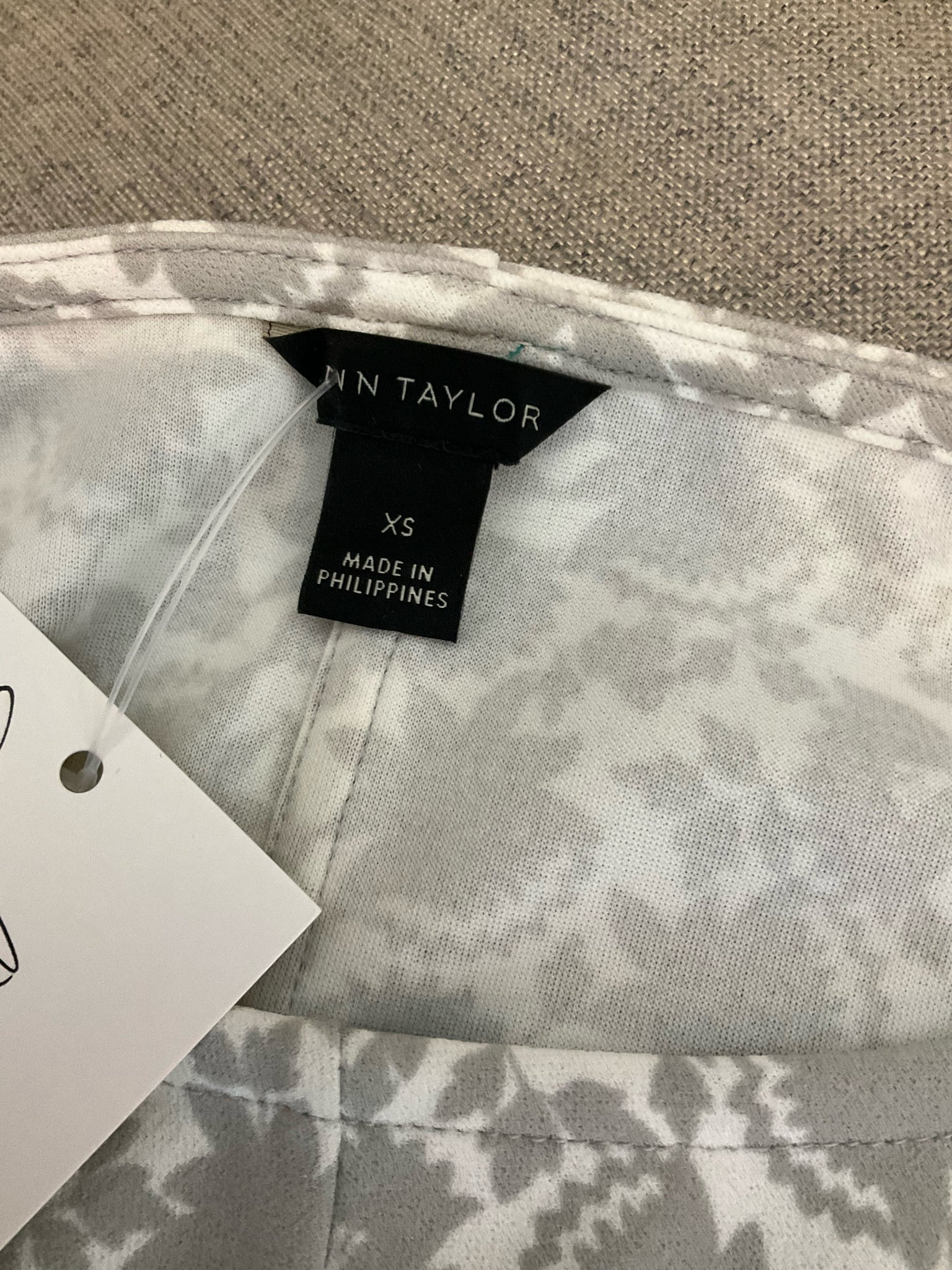 Ann Taylor Size XS gray/white Floral Pre-Owned Ladies Casual Top - Downstairs