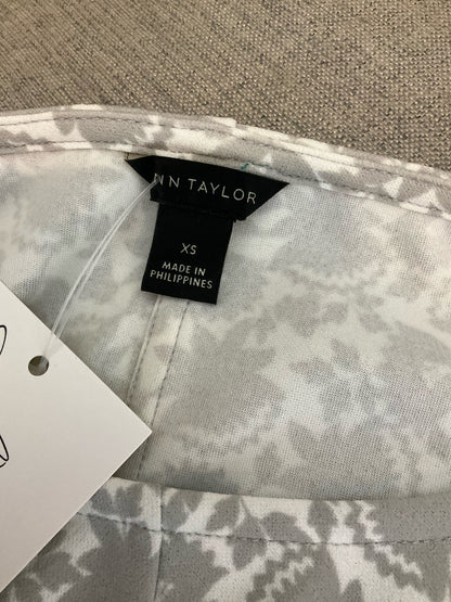Ann Taylor Size XS gray/white Floral Pre-Owned Ladies Casual Top - Downstairs