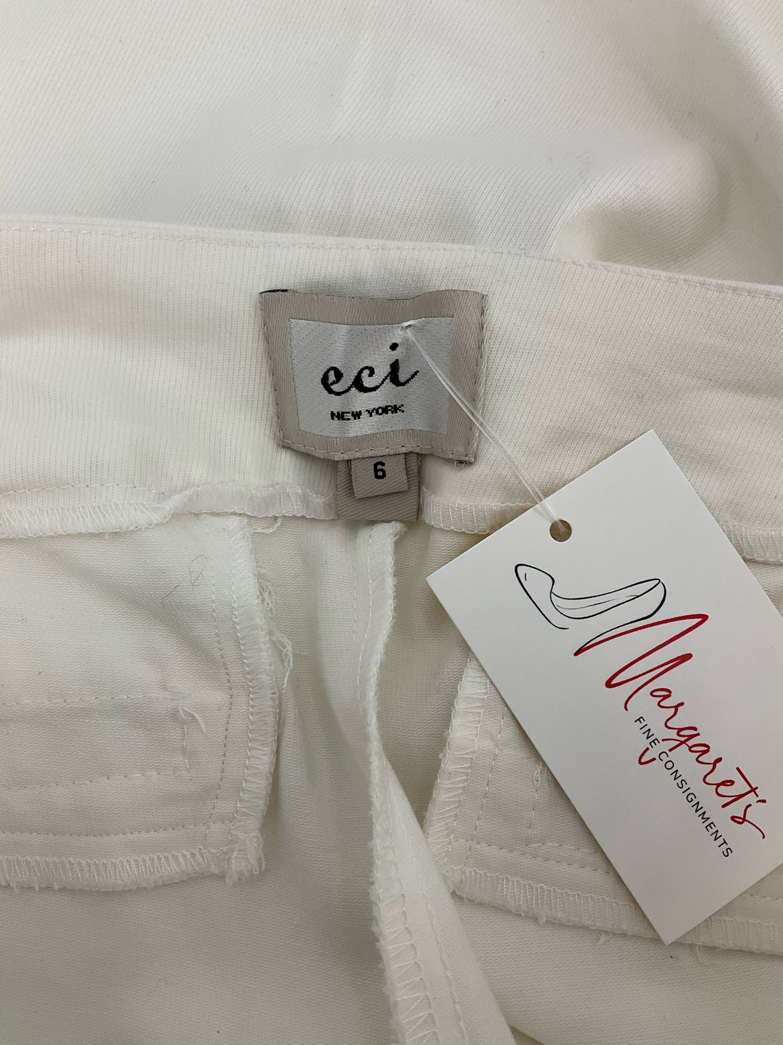 Eci White Solid Pre-Owned Ladies Shorts - Size 6 - Margaret’s Fine Consignment