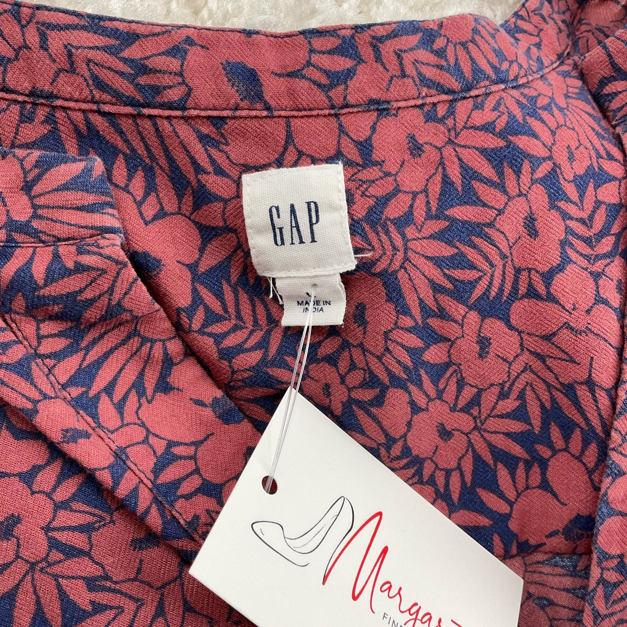 Close-up of GAP brand label on the Floral Rust & Blue V Neck Top, size large, confirming authenticity and brand.
