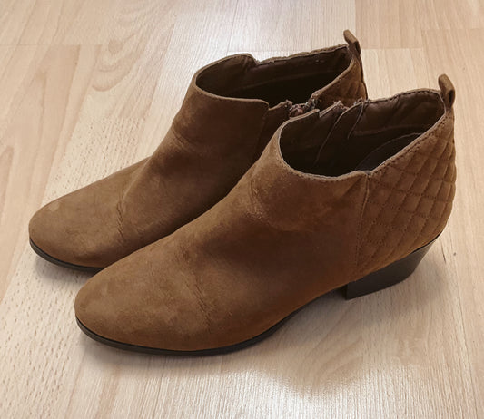 Style & Co Shoe Size 7.5 Camel Quilted booties