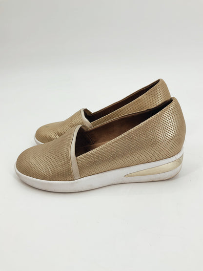 Kenneth Cole Gold Solid Pre-Owned Ladies Slip On - Size 7.5 - Margaret’s Fine Consignment