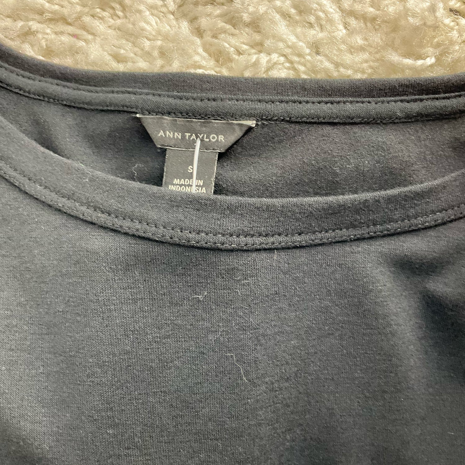 Ann Taylor Black Solid Pre-Owned Top - Size Small - ONLINE ONLY
