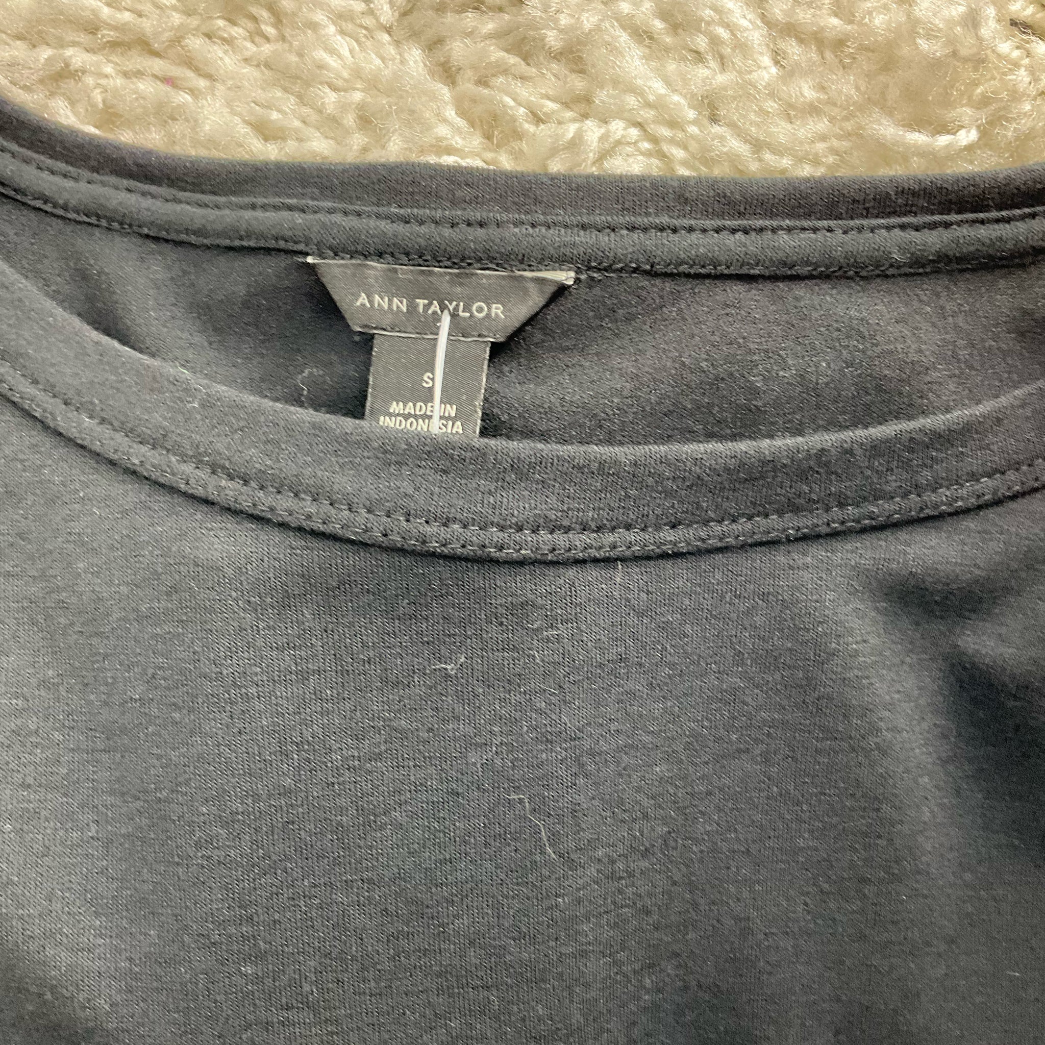 Ann Taylor Black Solid Pre-Owned Top - Size Small - ONLINE ONLY