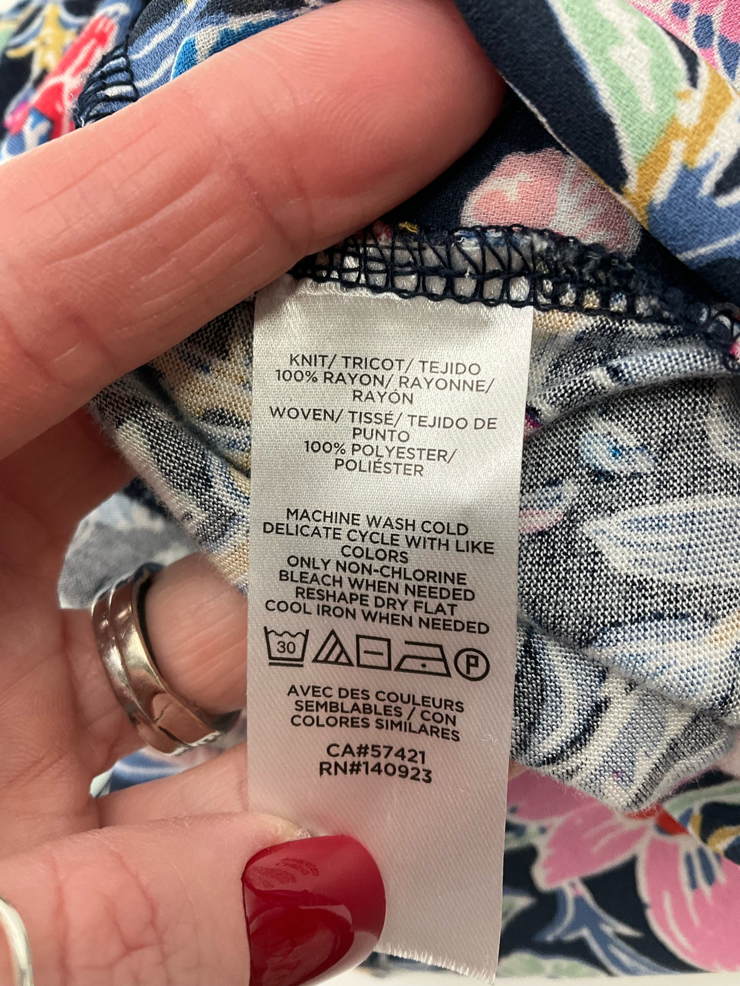 Loft Navy/Red/Tan Floral Pre-Owned Ladies Casual Top - Medium Petite