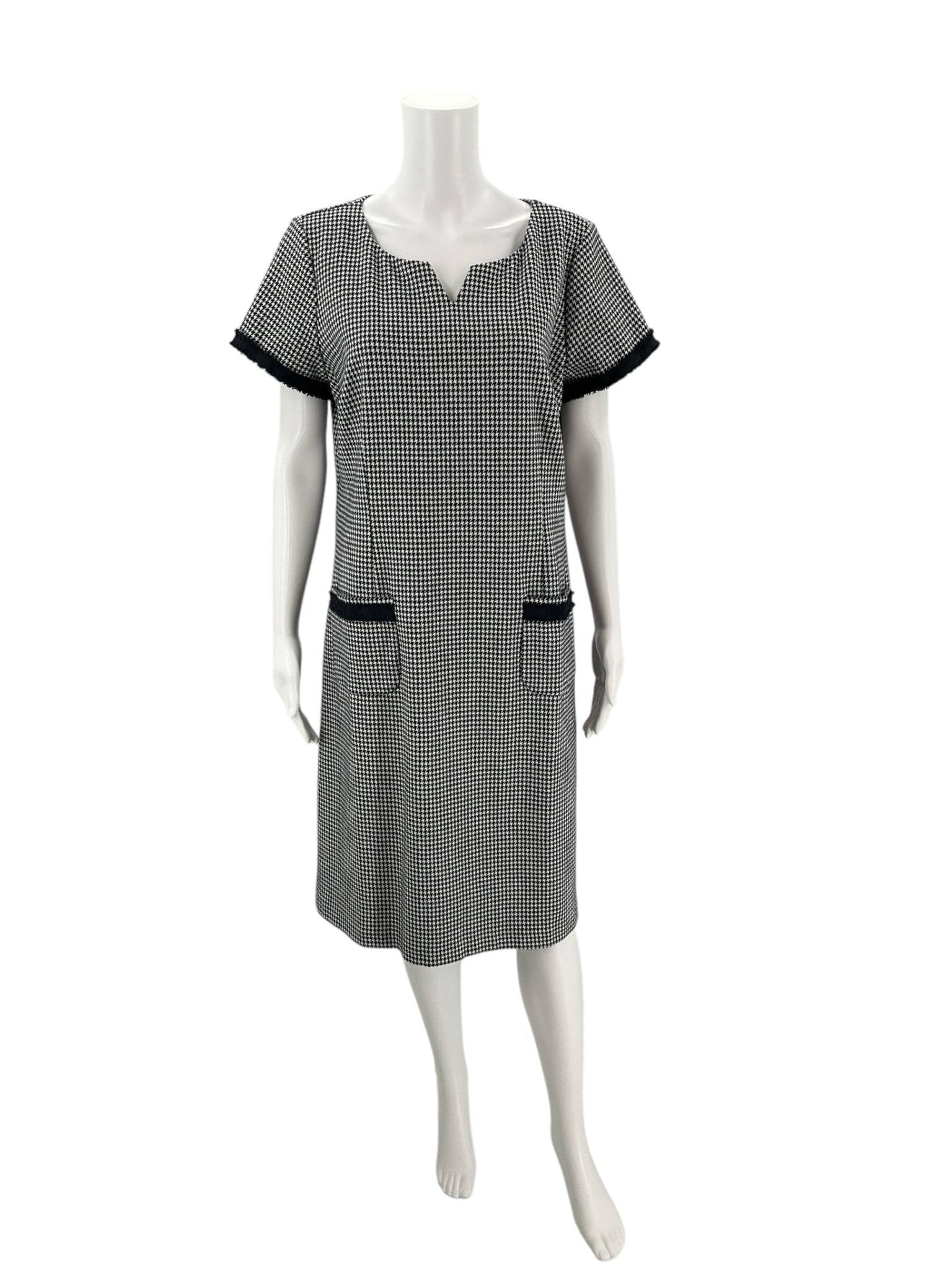 Talbots Dress Size 14 at Margaret’s Fine Consignments, displayed on mannequin, navy and white houndstooth knee-length dress with front pockets.