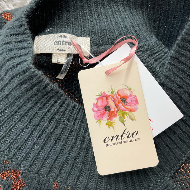 Close-up of Entro brand tag with floral design, highlighting authenticity of the Gray/Copper Print Top in women's consignment apparel.