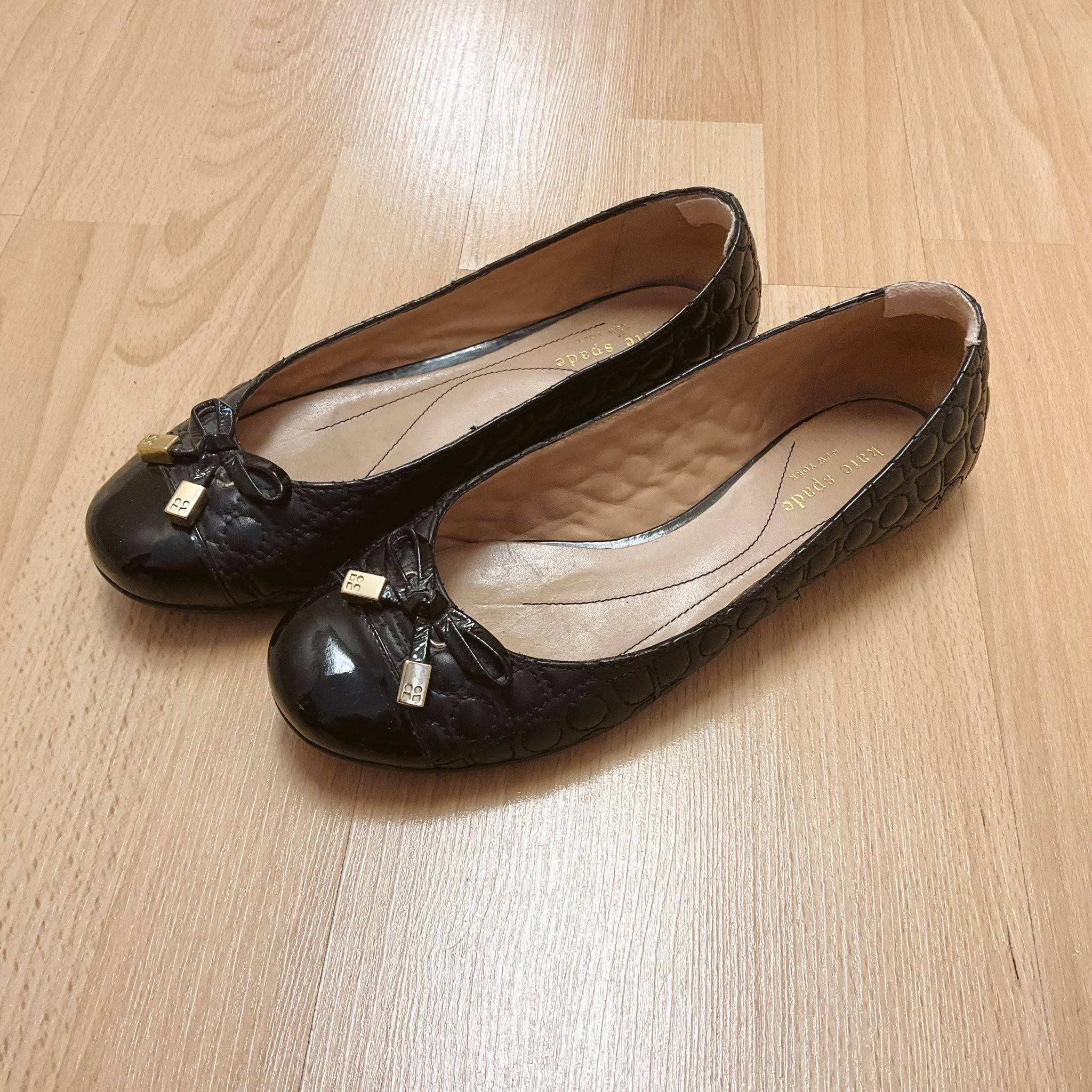 Kate Spade Black Solid Pre-Owned Ladies Flats - Size 7 - Margaret’s Fine Consignment