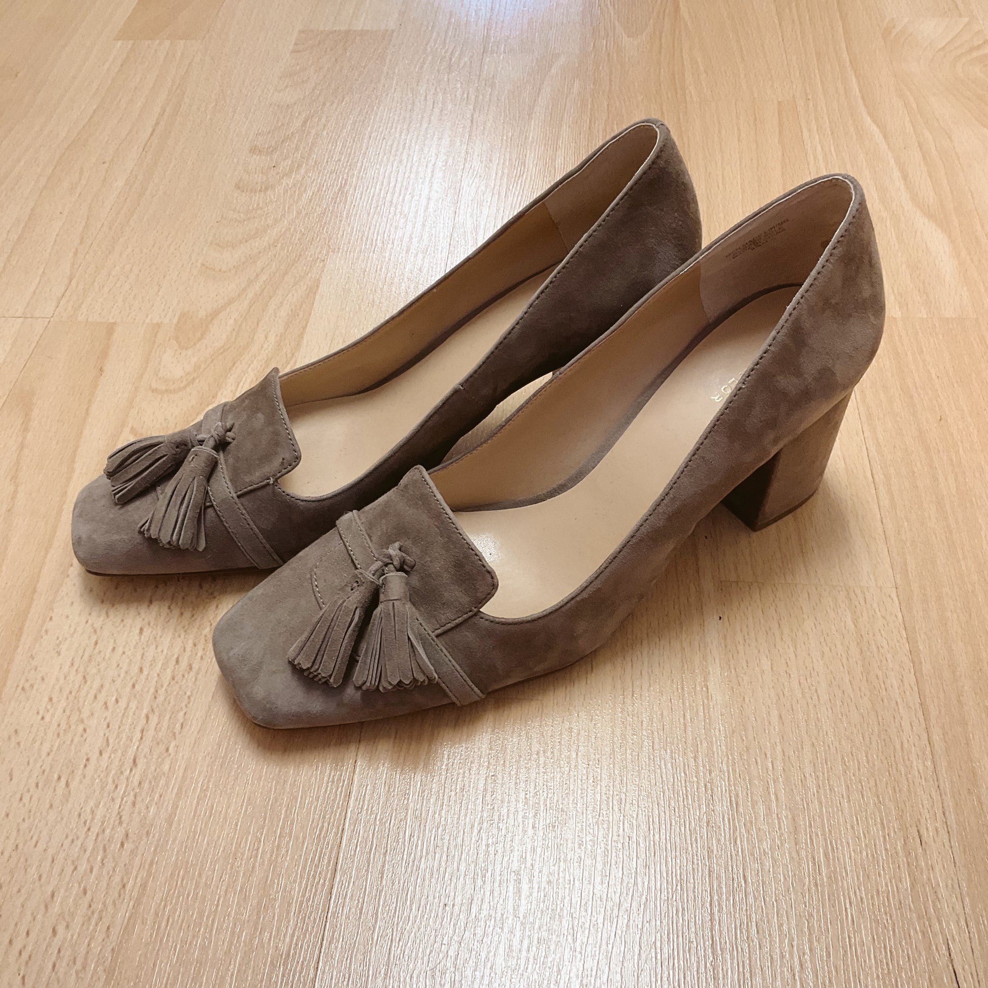 Ann Taylor Shoe Size 8.5 Taupe Pre-Owned Heel