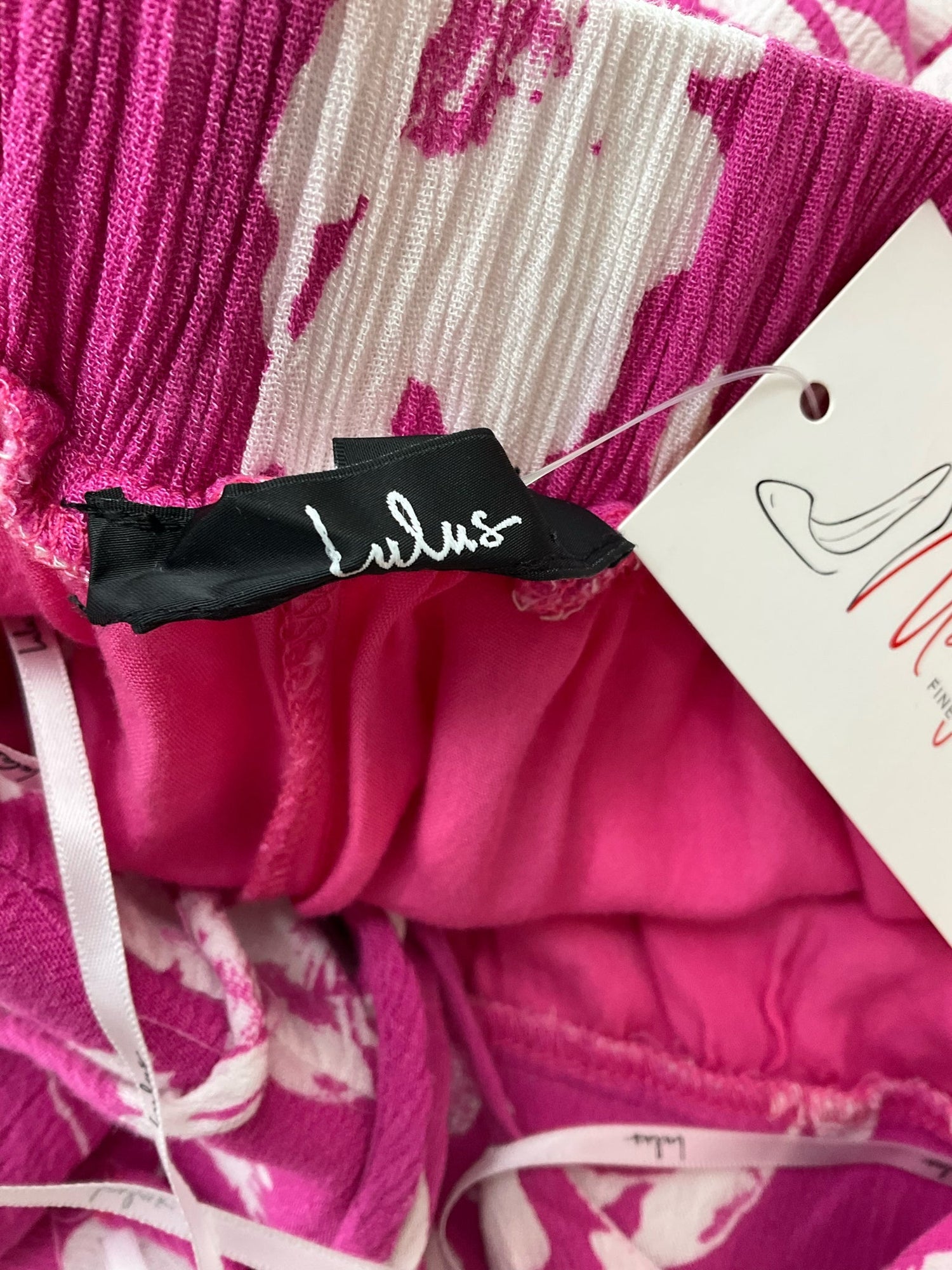 Lulus pink and white floral pre-owned ladies dress in size large, featuring a flowy silhouette and delicate floral pattern.