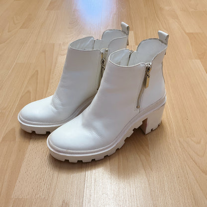 gb Shoe Size 7.5 White Solid booties