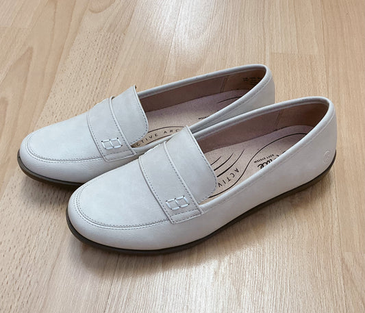 Life Stride Shoe Size 8 Cream Slip on