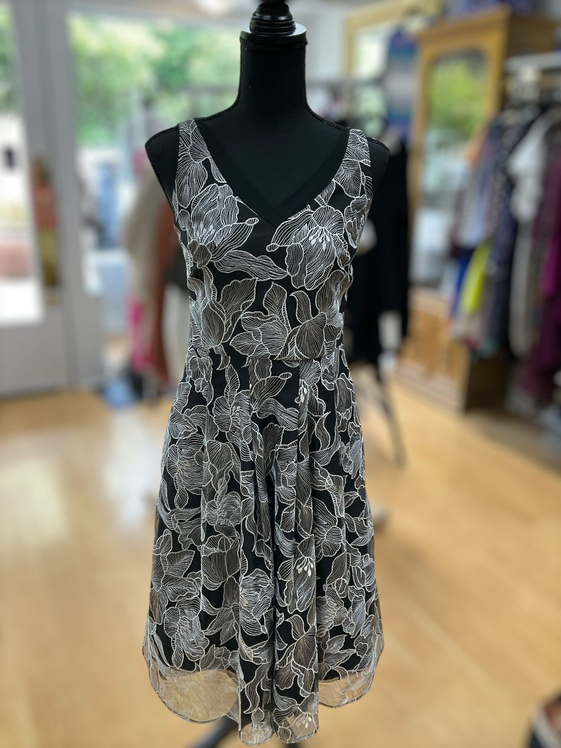 White House Black Market Black/White Floral Pre-Owned Ladies New with Tags Dress - Size 6