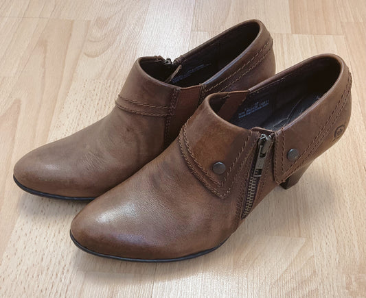 Born Shoe Size 6.5 Brown Solid booties