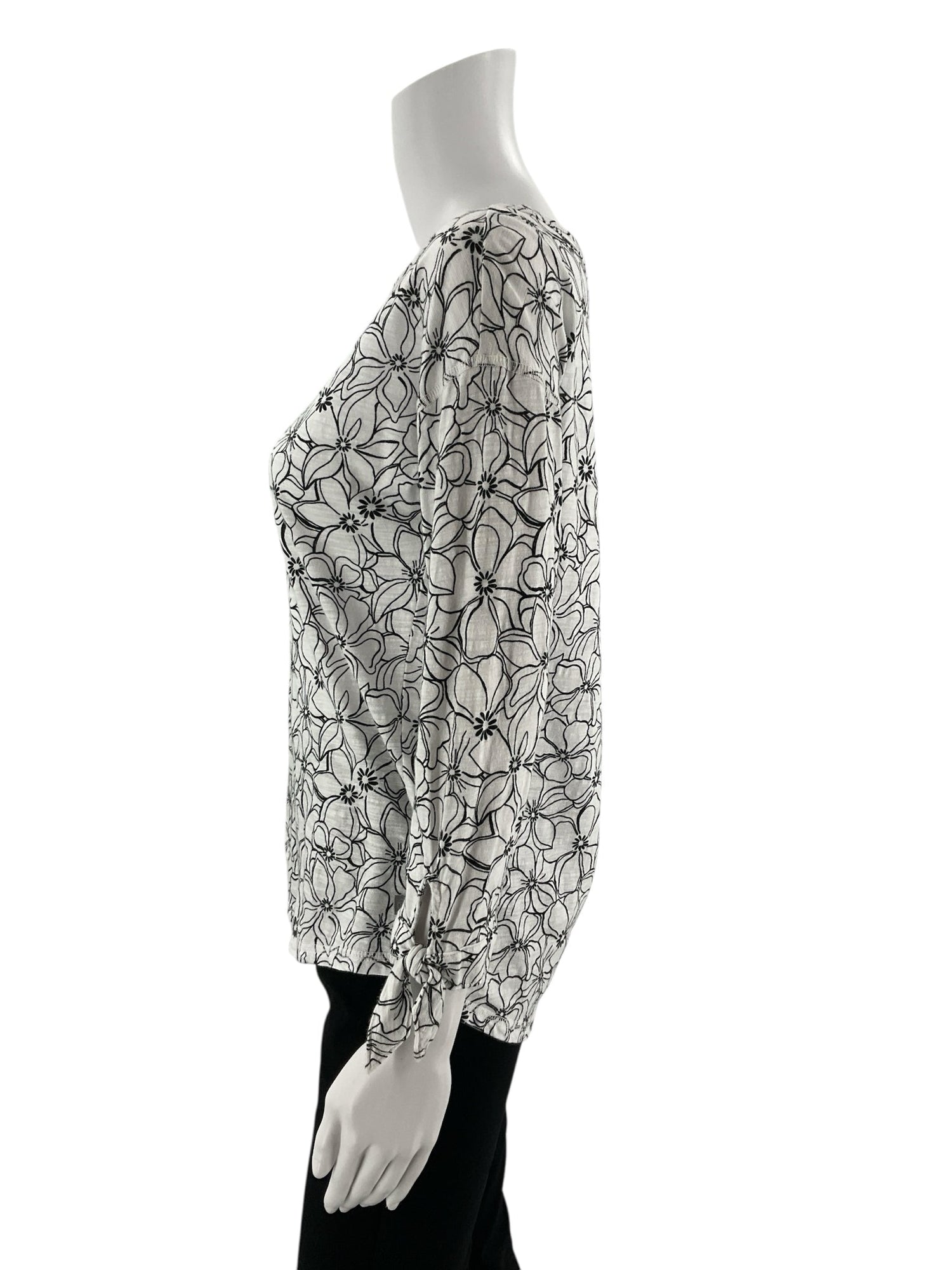 T by Talbots White/Black Floral Pre-Owned Ladies Top - Size XS - Margaret’s Fine Consignment