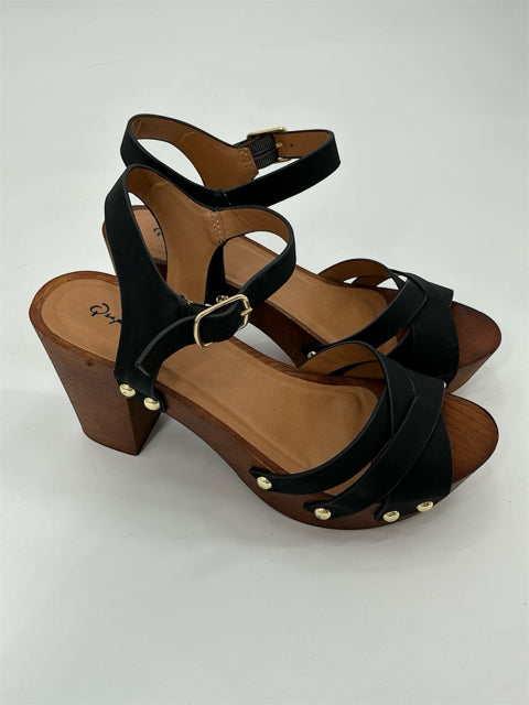 Qupid Black Solid Sandals Size 8.5