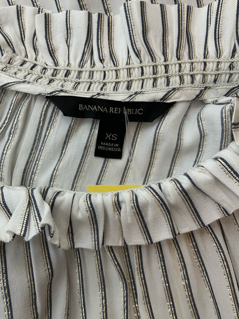 Close-up of Banana Republic label and size tag on White/Silver Striped Pre-Owned Ladies Top - Size XS, showing brand and size details.