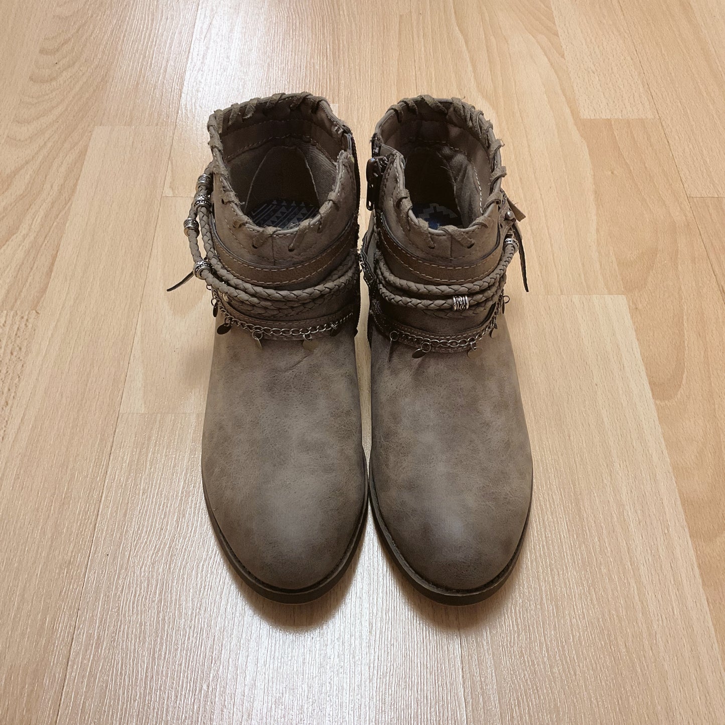 Jellypop Shoe Size 8.5 Gray Strappy booties