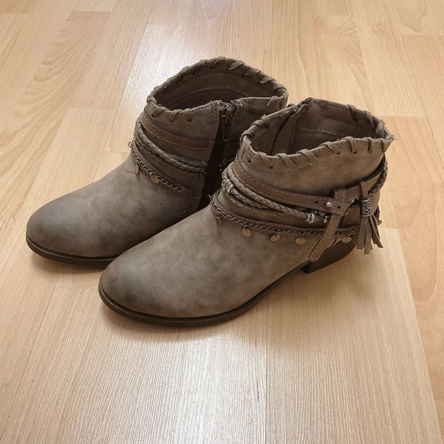 Jellypop Shoe Size 8.5 Gray Strappy booties