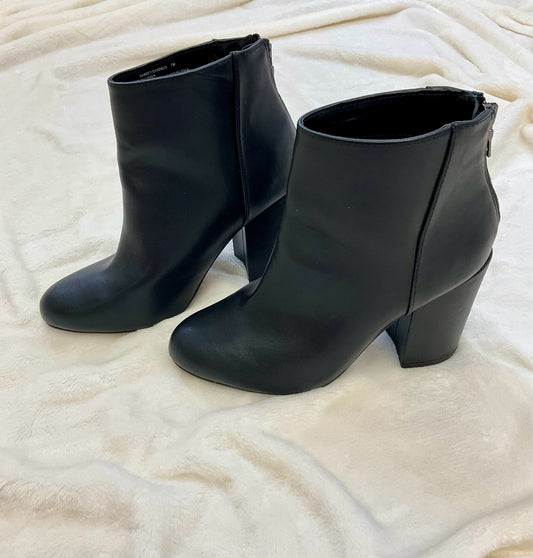 Madden Girl Shoe Size 7 Black booties