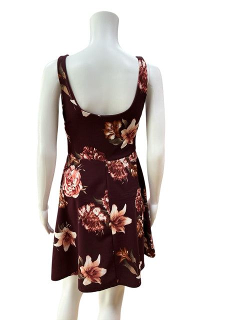 Back view of Blu Pepper Maroon Floral Pre-Owned Ladies Dress - Size Small on mannequin, highlighting scoop back and flared hem design.