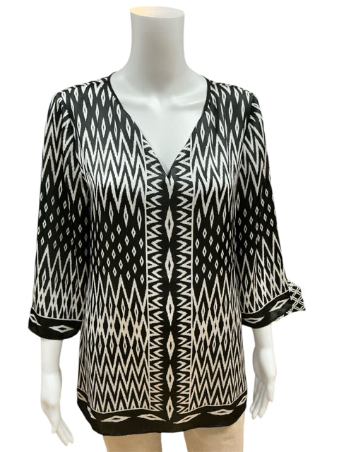 Chico's Size Medium Black/White Print Pre-Owned Casual Top, consignment