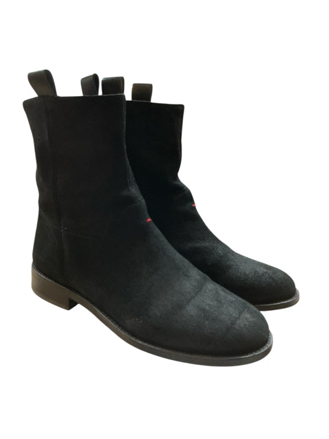 love Black Solid Pre-Owned Ladies Boots - Size 8 - Margaret’s Fine Consignment