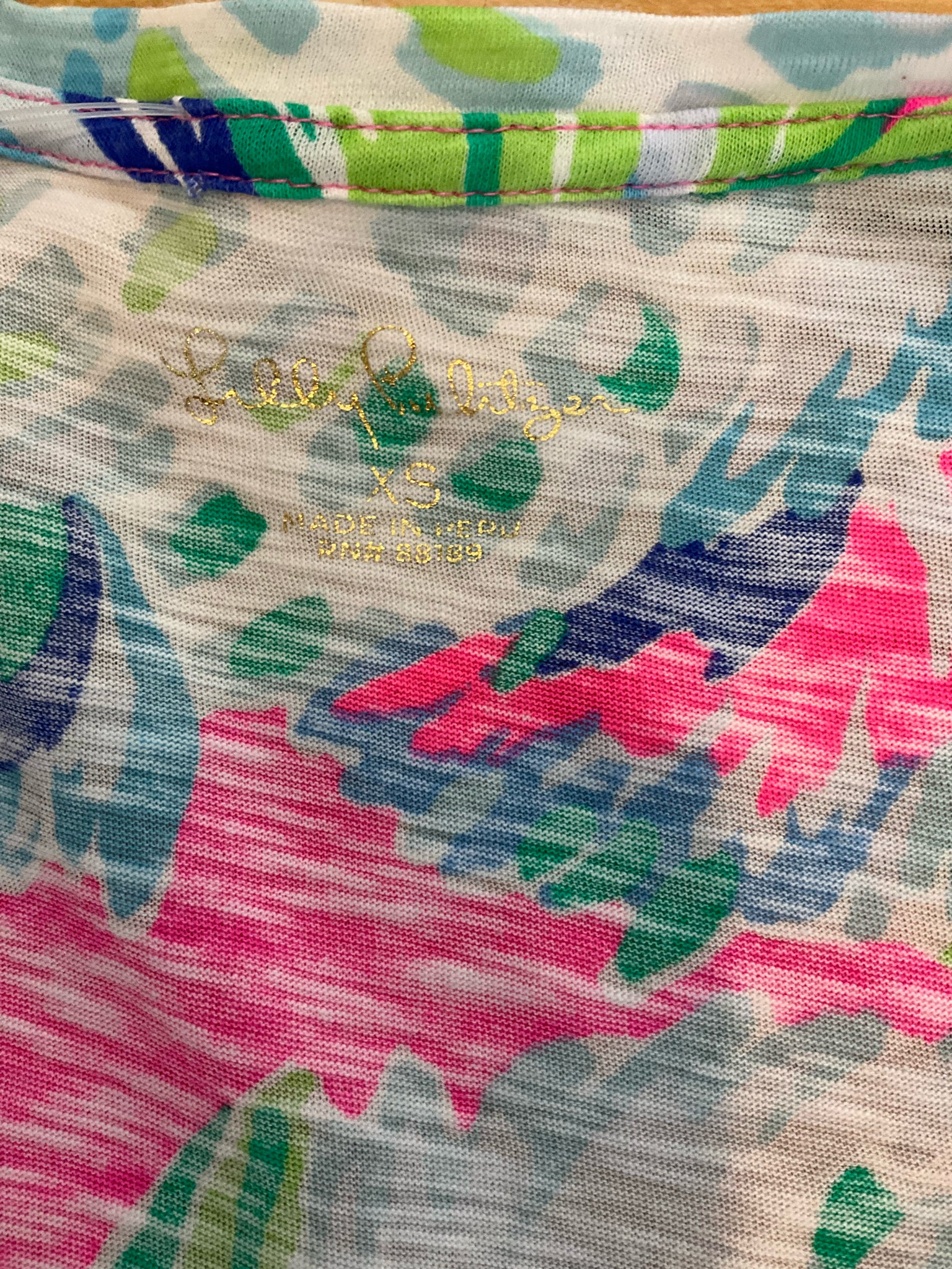 Lilly Pulitzer Margaux V-Neck Tee XS Tropical Floral Print Pre-Owned