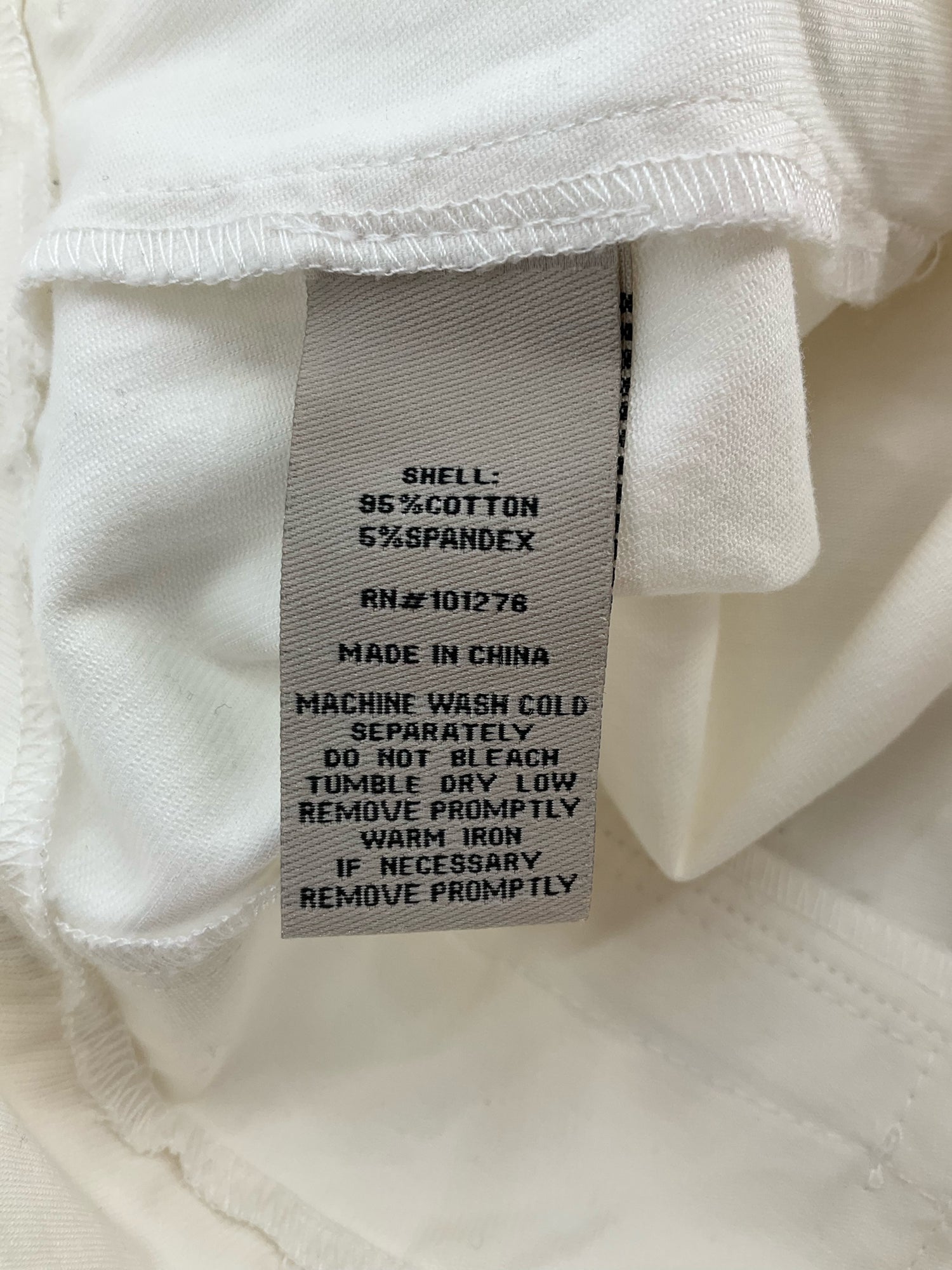 Eci White Solid Pre-Owned Ladies Shorts - Size 6 - Margaret’s Fine Consignment