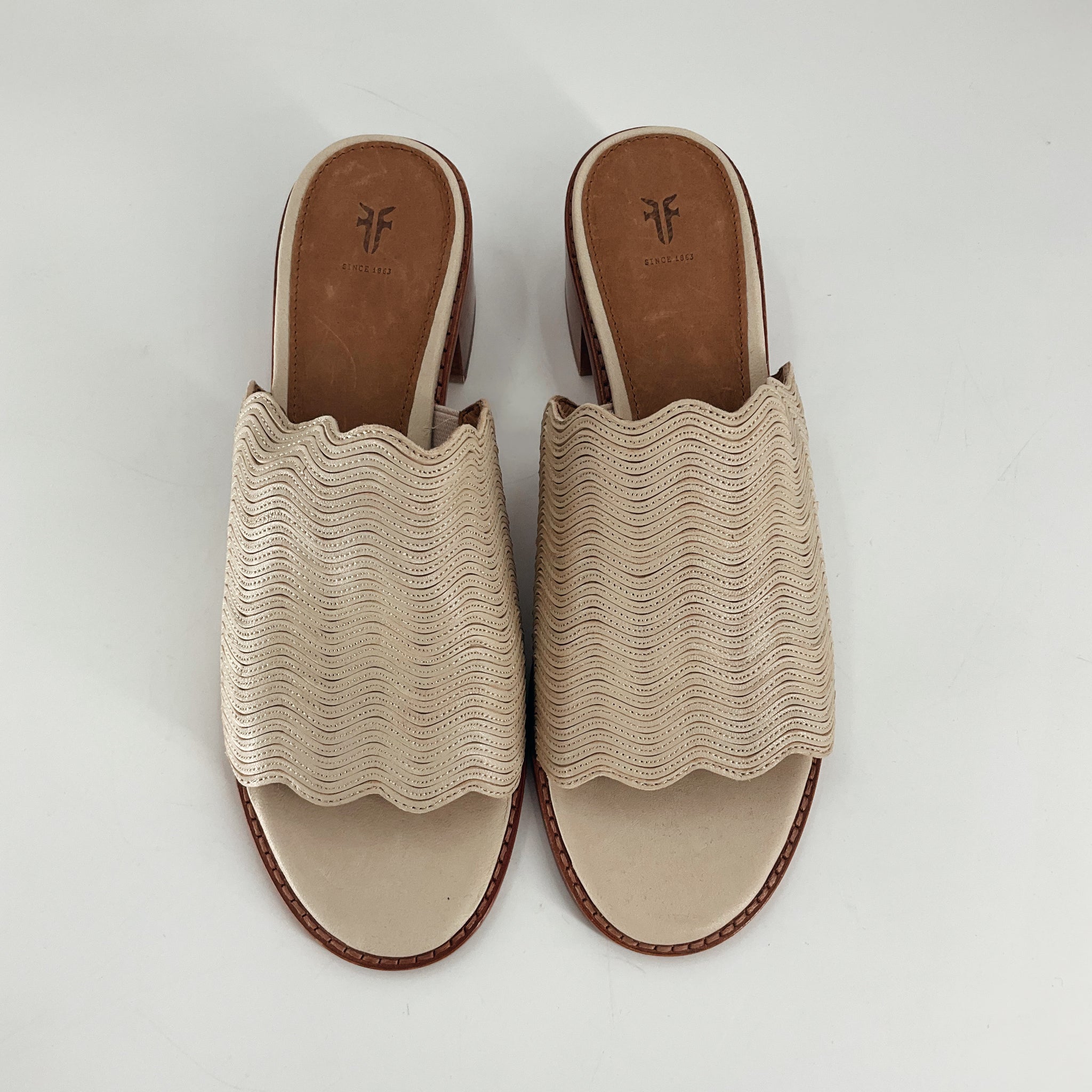 Frye Tan Textured Pre-Owned New With Tags Sandals - Size 7.5
