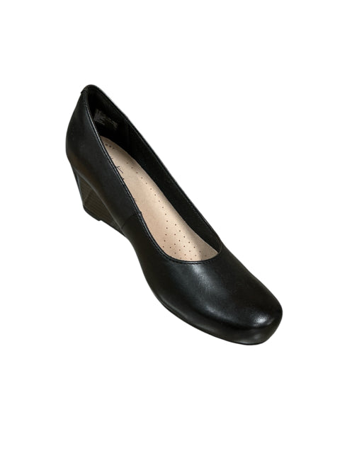 Clarks Shoe Size 7.5 Black Solid Wedges