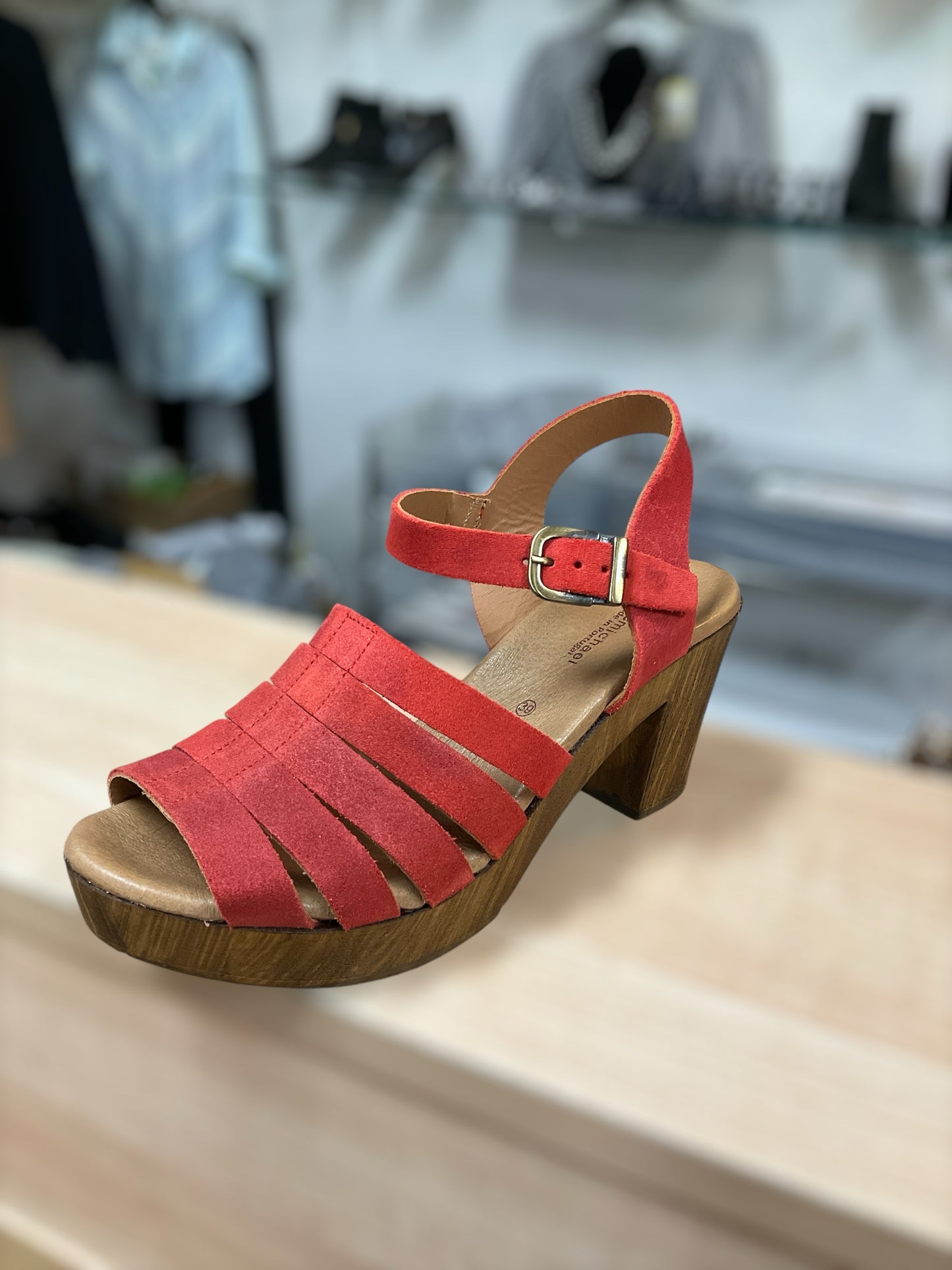 Eric Michael Shoe Size 8.5 red/brown suede Sandals