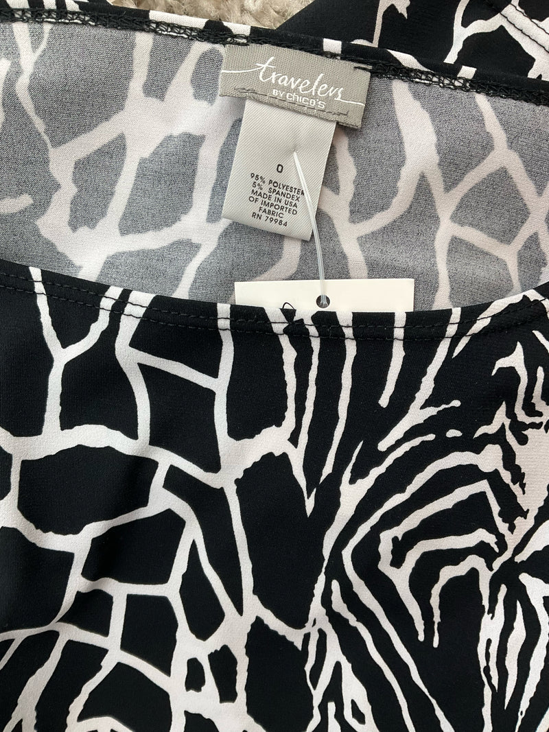 Travelers By Chico's Black/White Print Pre-Owned Ladies Top - Size Small