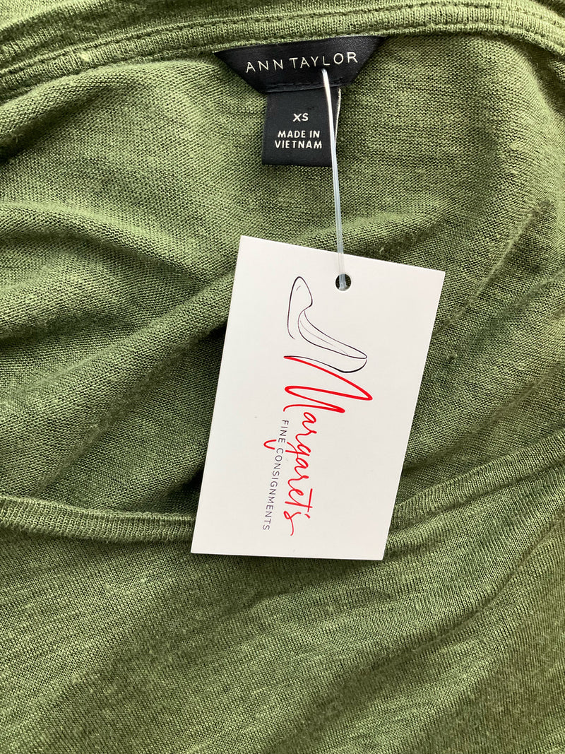 Ann Taylor Green Solid Pre-Owned Ladies Top - Size XS