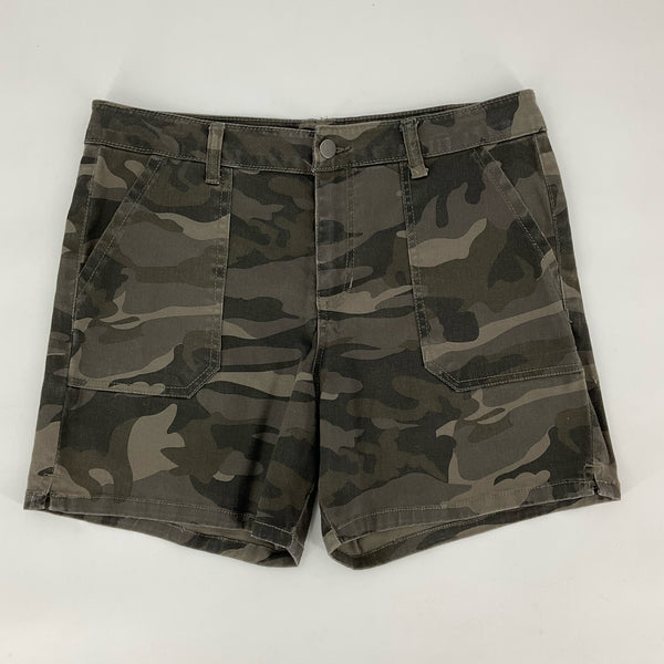 D Jeans olive camo women’s pre-owned shorts size 12 with front patch pockets and belt loops, ideal for casual wear.