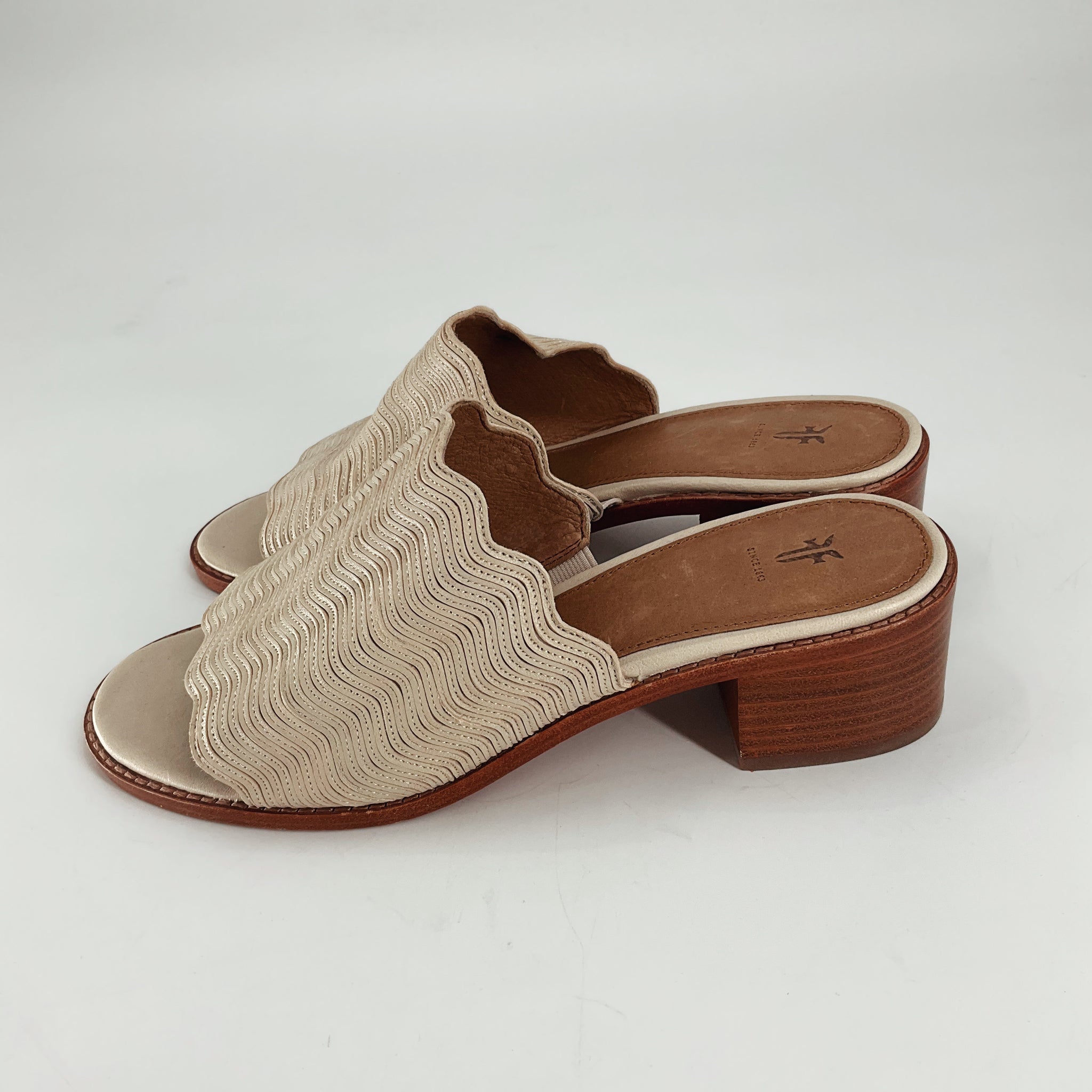 Frye Tan Textured Pre-Owned New With Tags Sandals - Size 7.5
